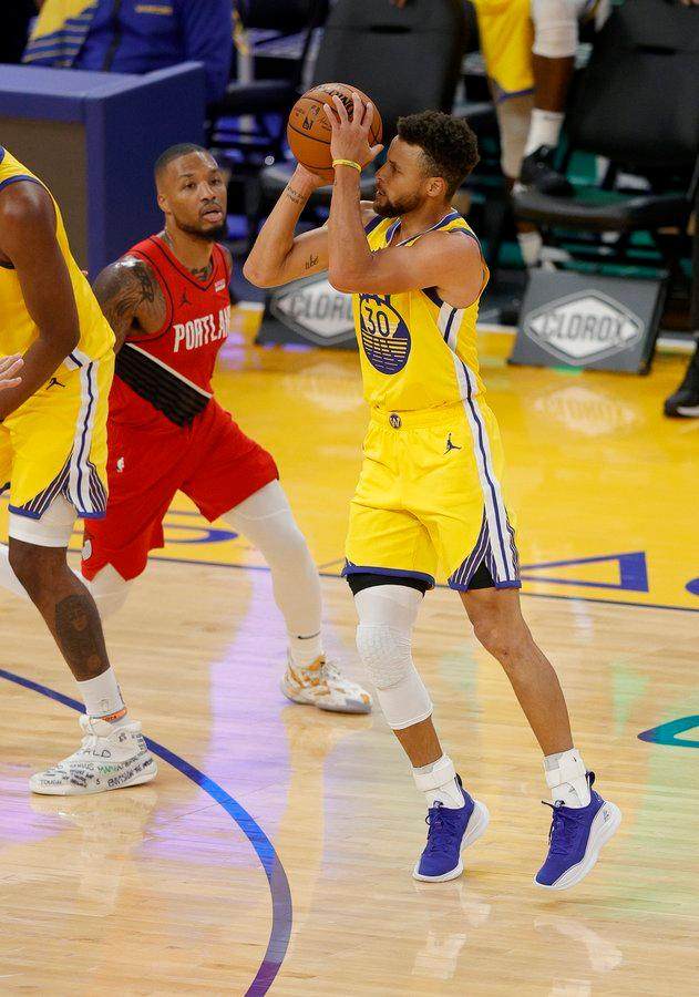 库里疯狂砍分不忘防守:最佳防守阵容给我投一票?